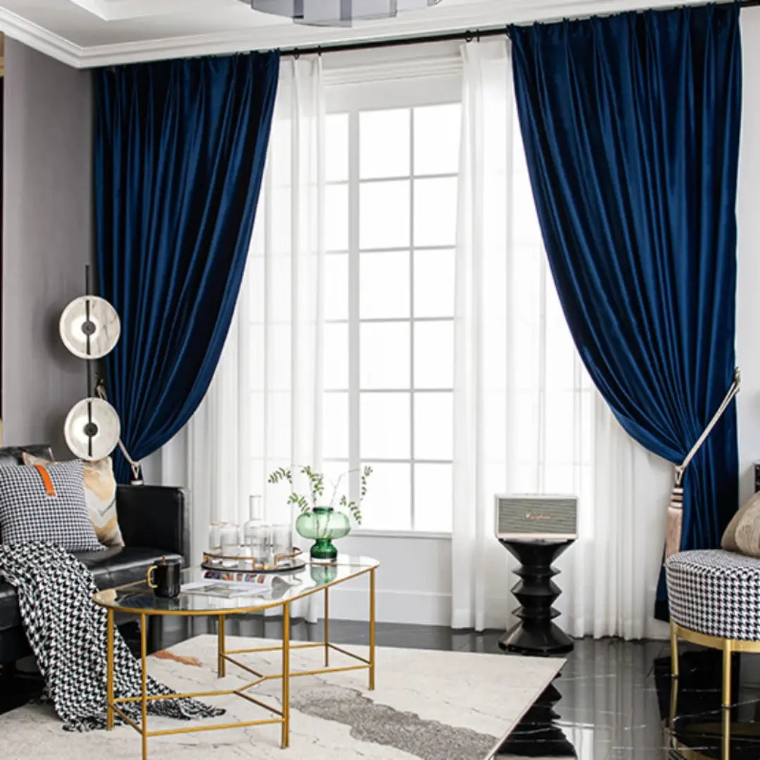 Cortina Étoile Royale azul aberta em sala, com painéis de veludo e camada branca ao centro