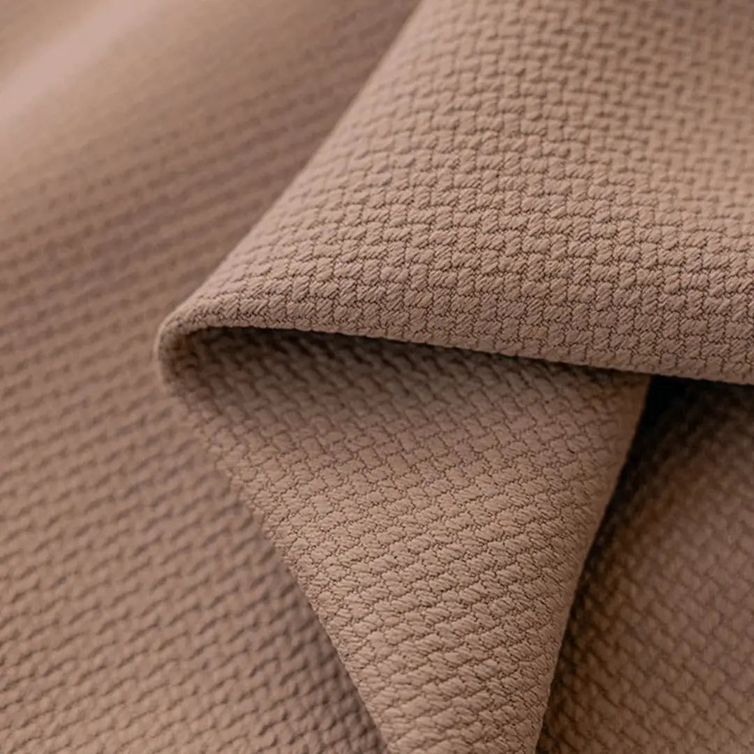 Detalhe do tecido ouro rosé da Cortina Valeriana dobrado, mostrando a trama jacquard