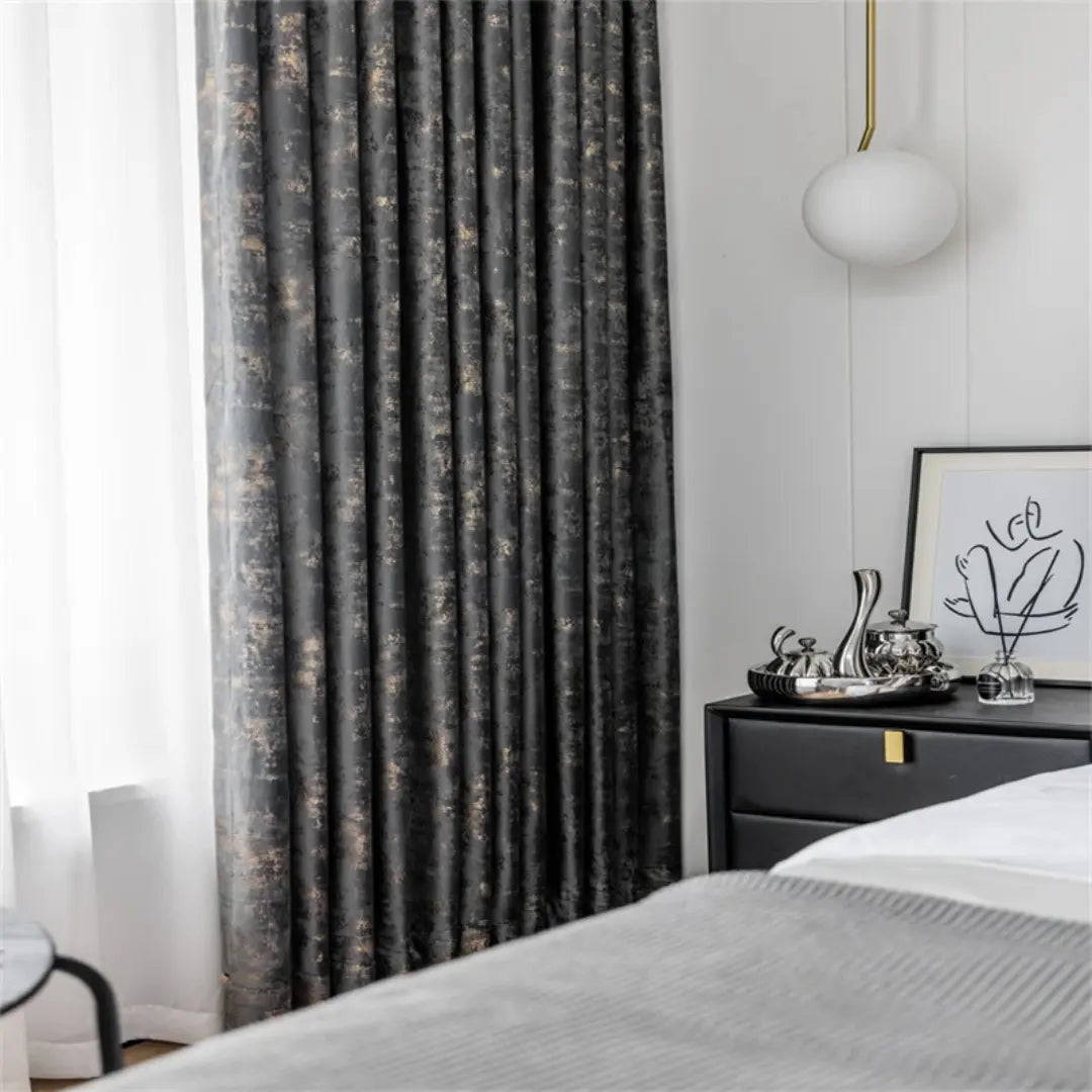 Cortina Noctua preta e bronze fechada em quarto contemporâneo, do teto ao piso, ao lado de cama cinza