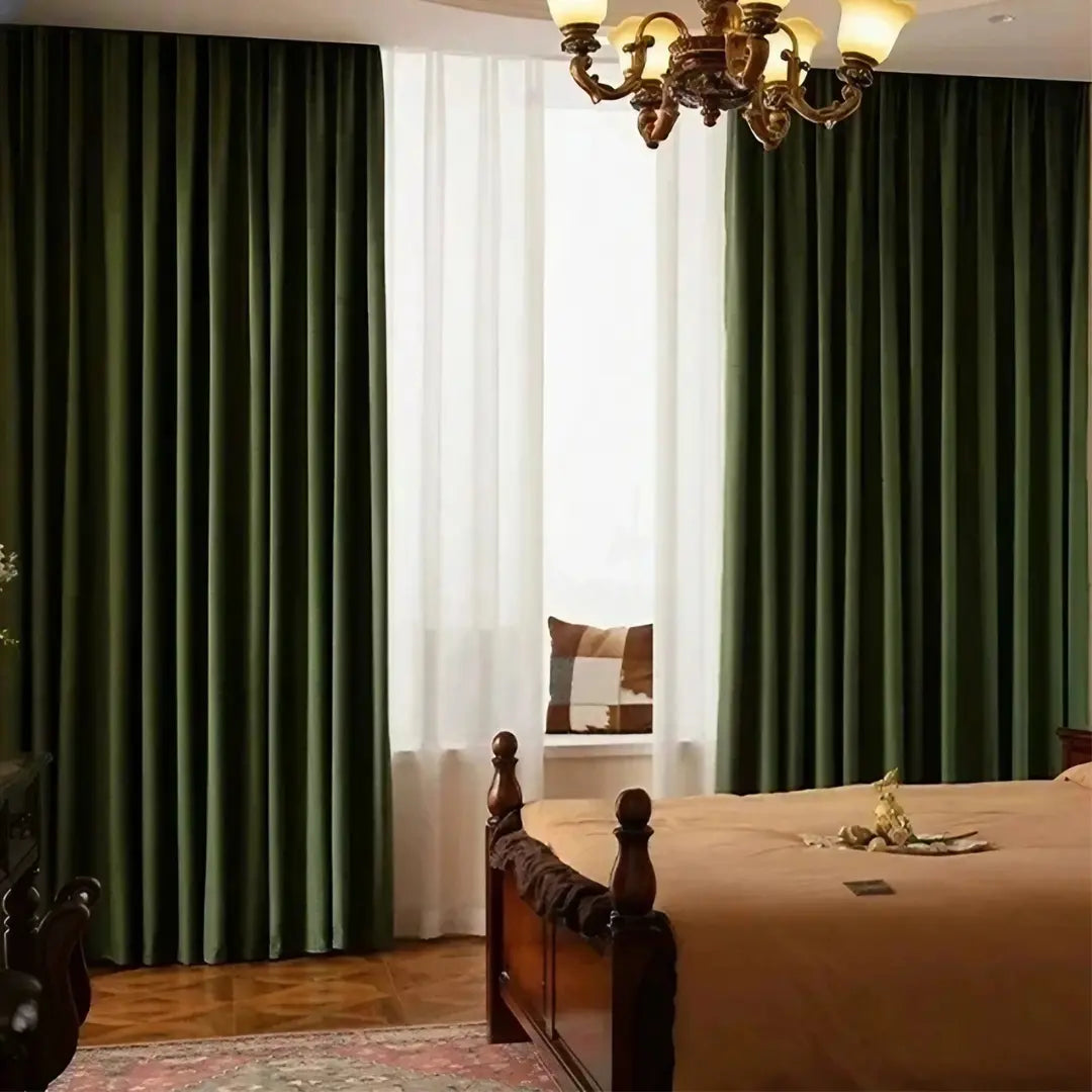 Cortina Lysander verde instalada em quarto clássico, com duas folhas verdes e voil branco ao centro