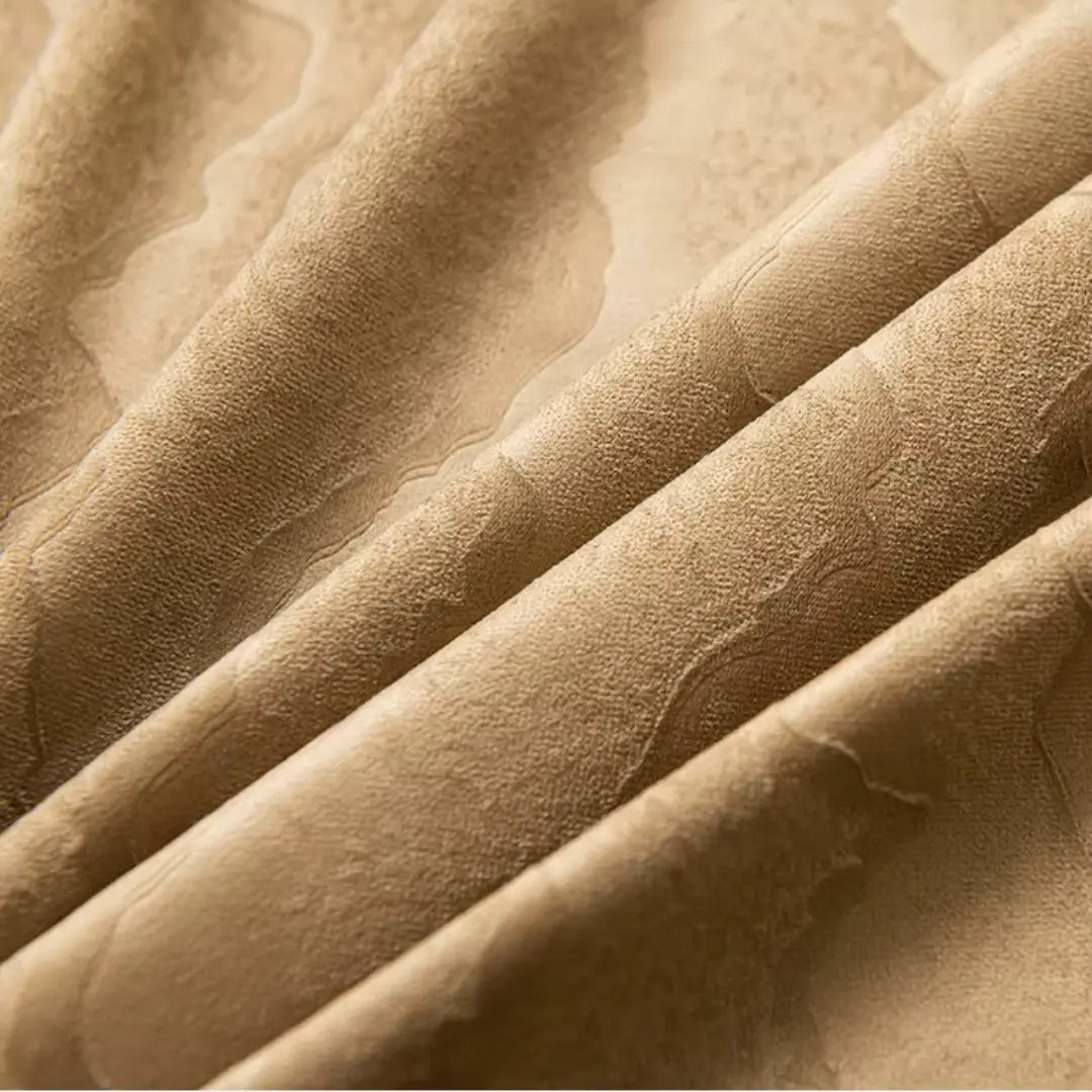 Detalhe das dobras do veludo coffee da Cortina Verdôme, com textura macia e relevo tonal