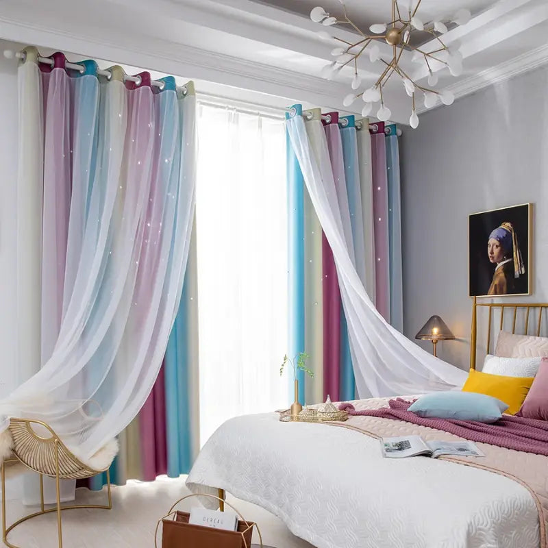Cortina Sonhos de Princesa Bela Adormecida aberta no quarto, com voil branco esvoaçante diante dos painéis coloridos