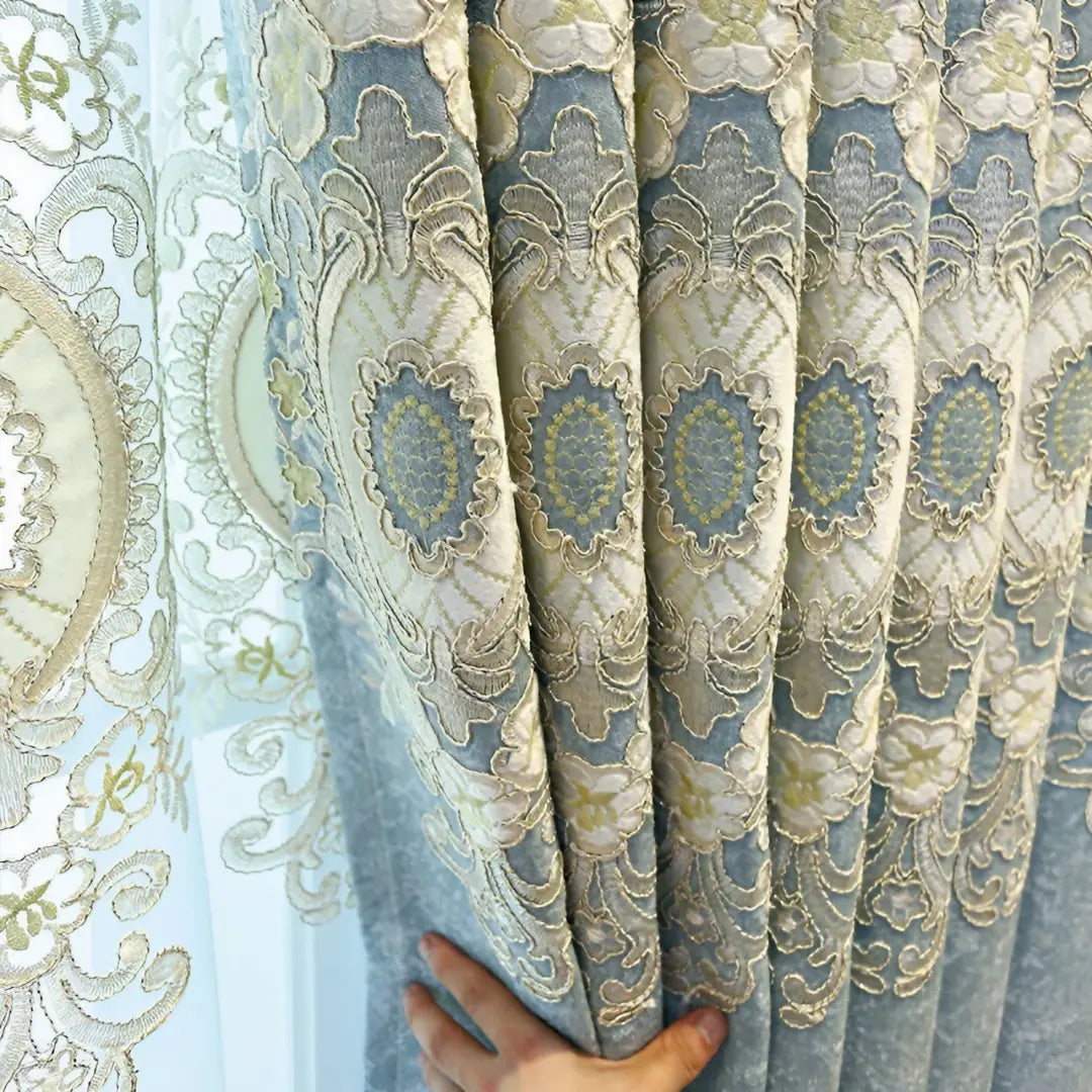 Painel azul-acinzentado da Altheris Blue franzido à mão, com medalhões bordados em azul e dourado