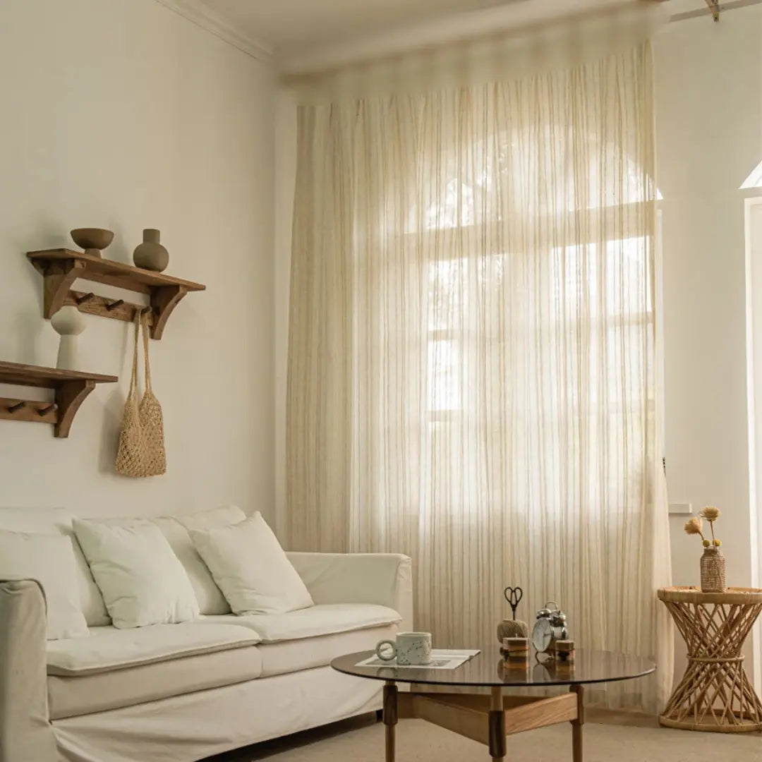 Elegance Lumière bege instalada em sala clara, com painéis listrados filtrando a luz natural