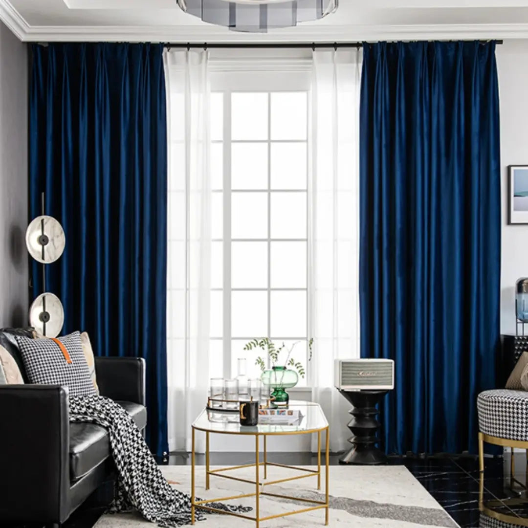 Étoile Royale azul instalada em sala, com painéis longos de veludo dos dois lados da janela