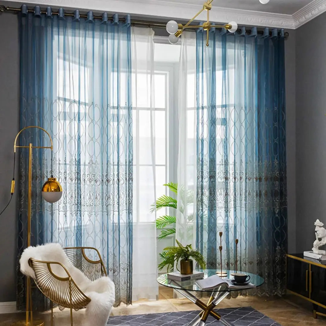 Éclat D'Or Azul Real cobrindo uma janela ampla, com transparência e faixas bordadas
