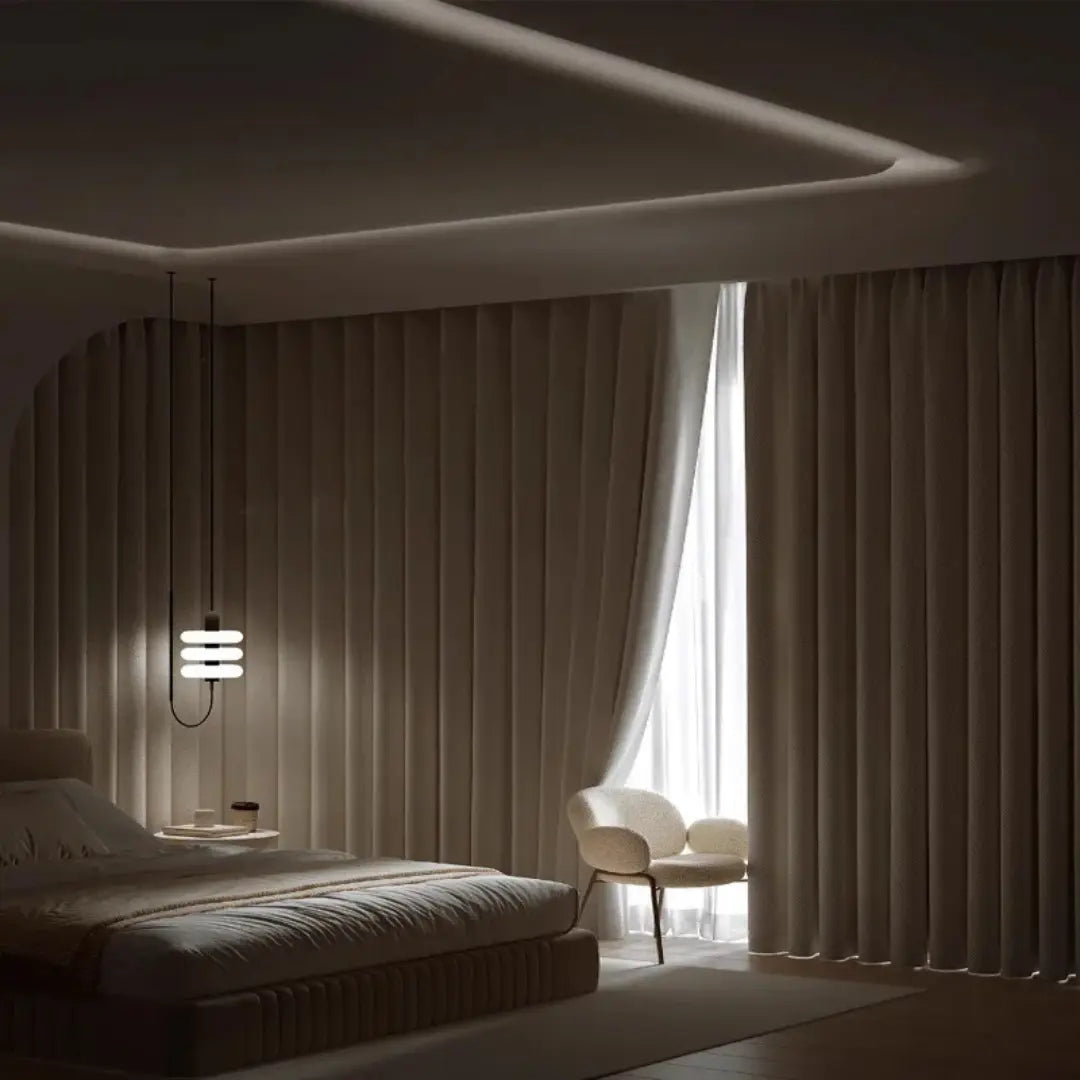 Cortina Ivoire branca fechada em quarto escurecido, com apenas uma faixa de luz na abertura central