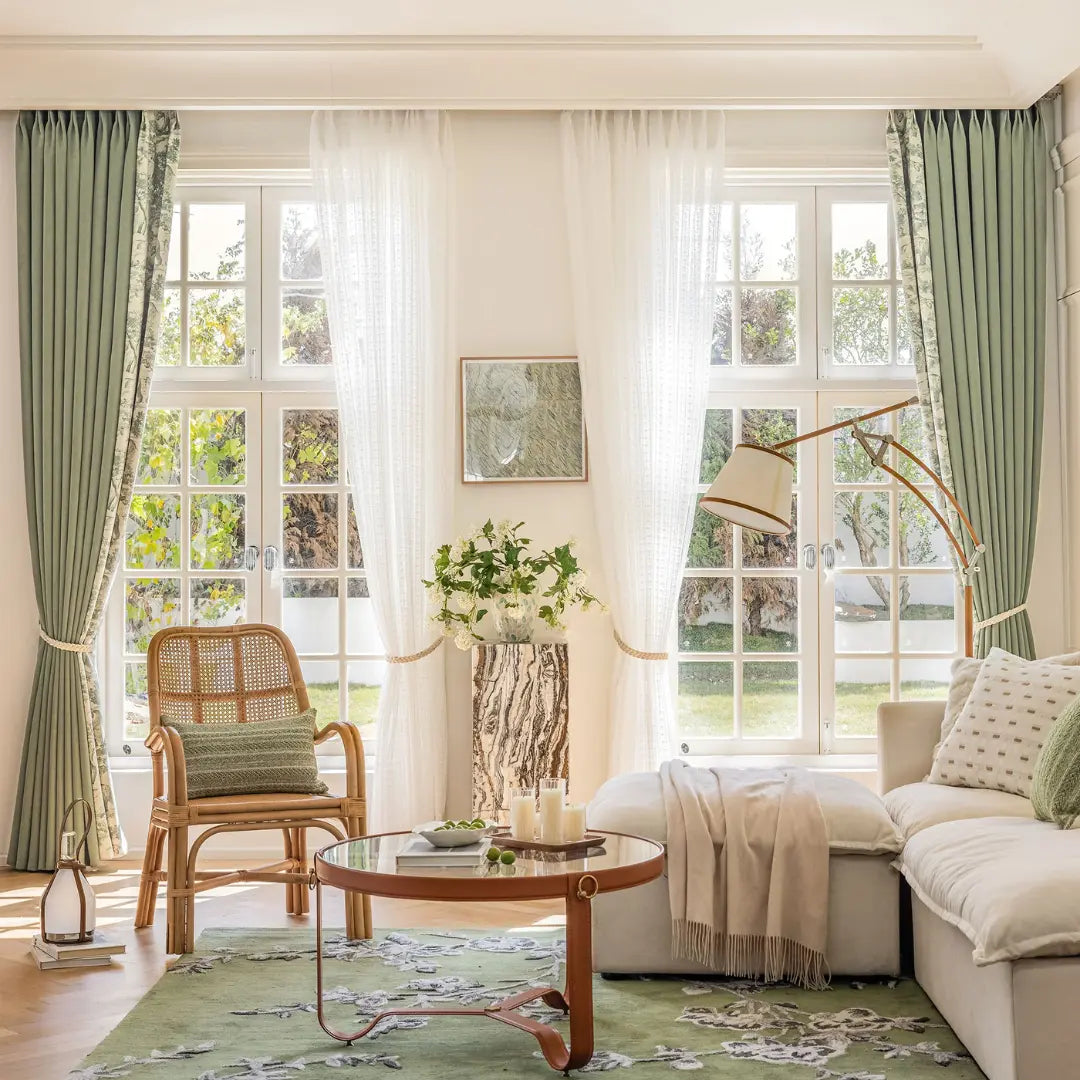 Cortina Sylvana verde aberta em sala clara, com painéis lisos, estampados e voil branco ao centro