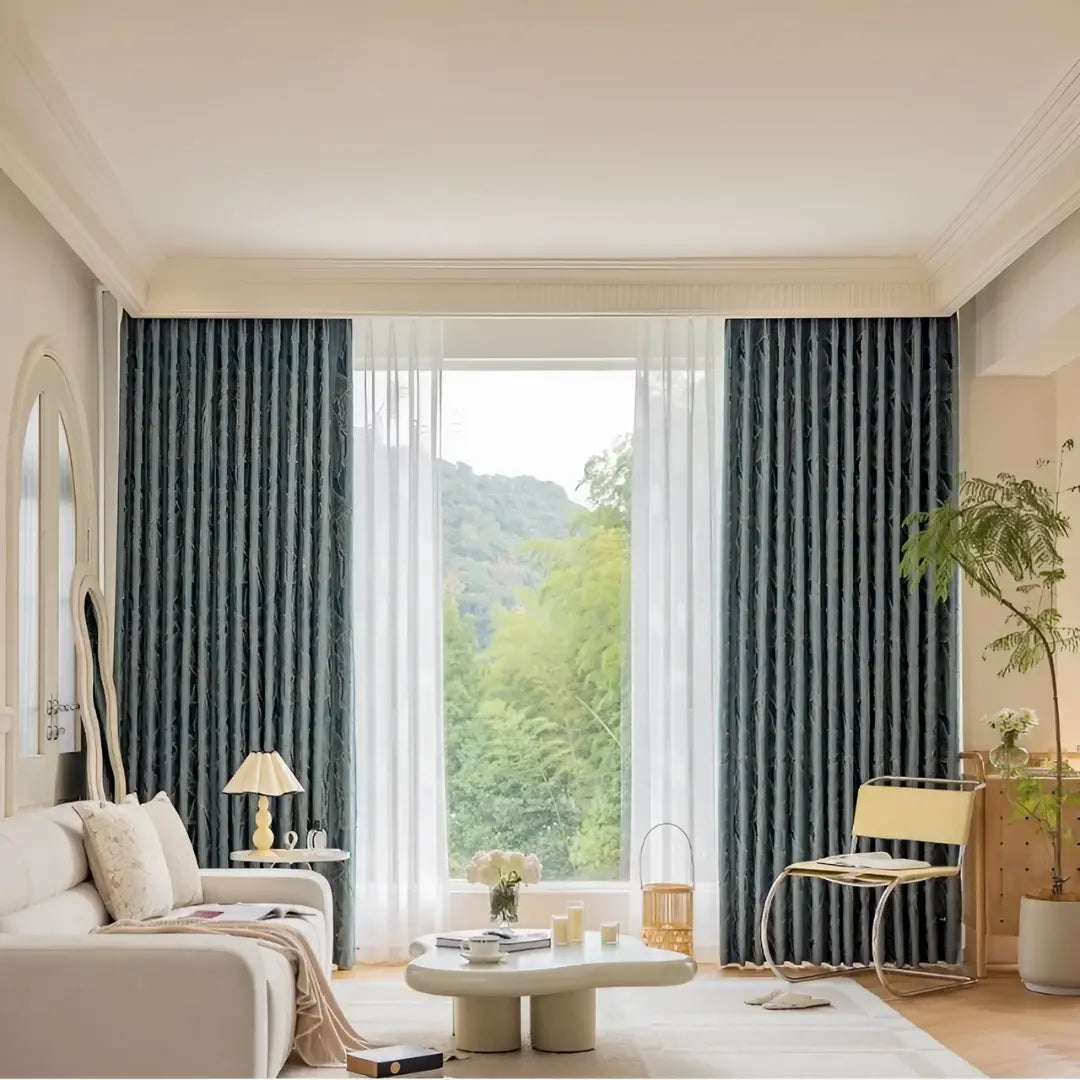 Cortina Golden Leaf Blue instalada em sala ampla, enquadrando uma porta de vidro com vista para área verde