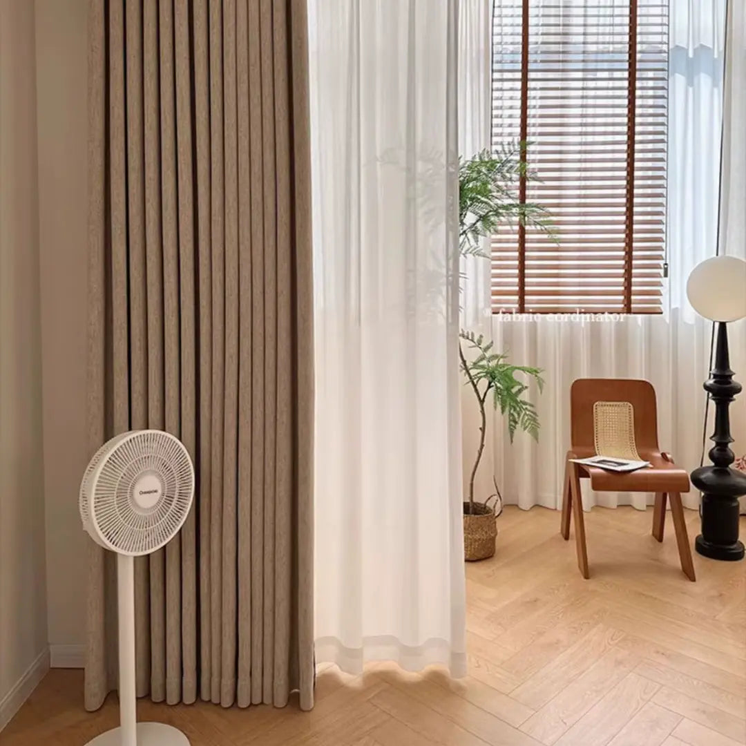 Cortina Elara em ambiente claro, com painéis bege, bordas pretas e camada translúcida central