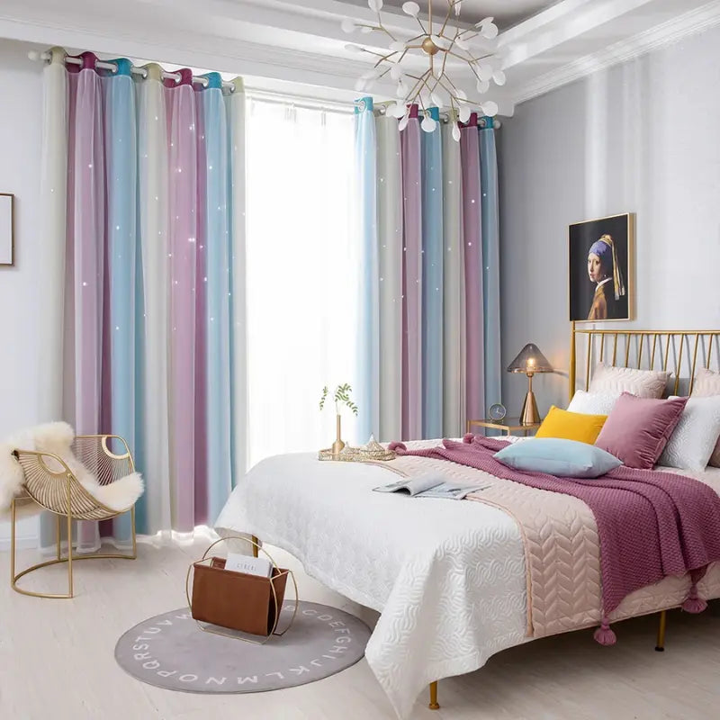 Cortina Sonhos de Princesa Bela Adormecida fechada no quarto, com painéis coloridos em ilhós e voil recolhido nas laterais