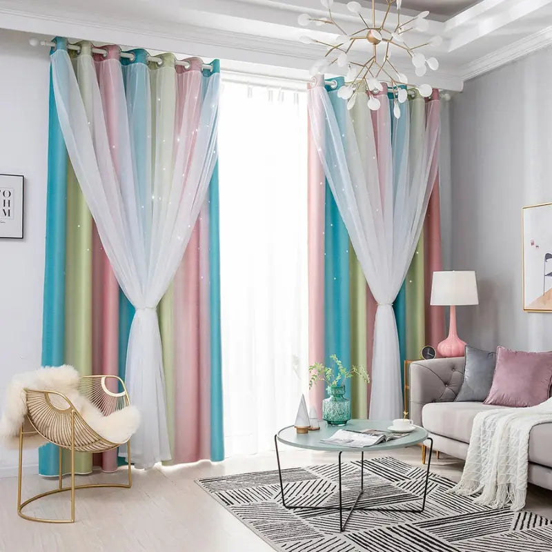 Cortina Sonhos de Princesa Branca de Neve aberta em sala clara, com duas folhas de voil branco diante dos painéis pastel