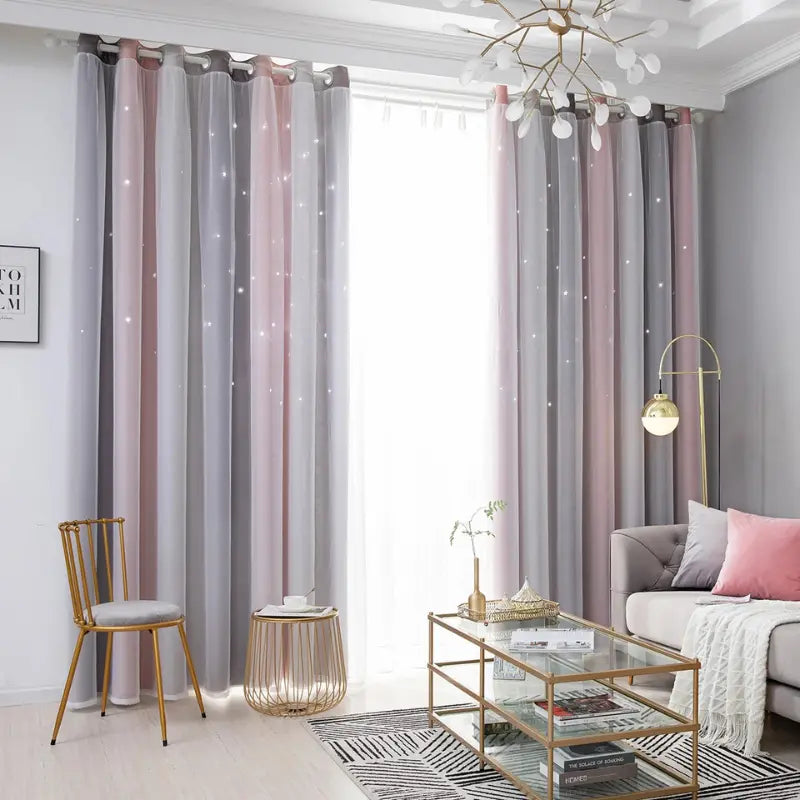 Cortina Sonhos de Princesa Rapunzel fechada em sala, com listras verticais pastel e pontos de luz em forma de estrela