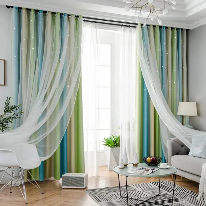 Cortina Sonhos de Princesa Sininho instalada ao redor de janela alta, com listras em verde, azul e branco