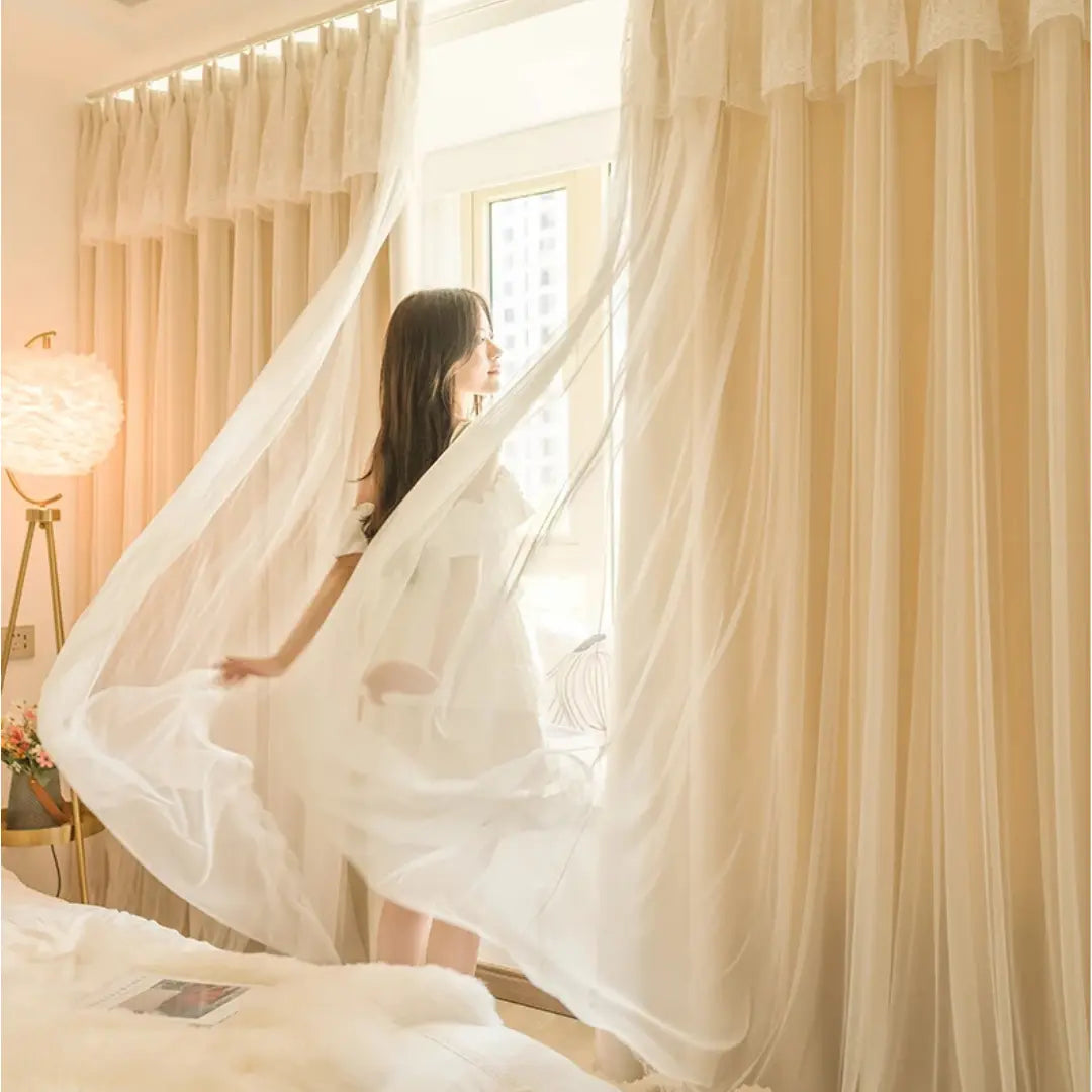 Cortina Luxor Veil com pessoa levantando o voil branco, mostrando sua leveza diante dos painéis