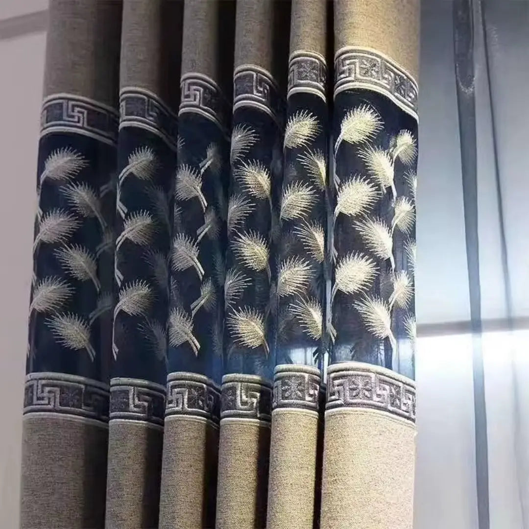 Detalhe das pregas e da faixa escura da Cortina Valois com bordados em formato de plumas