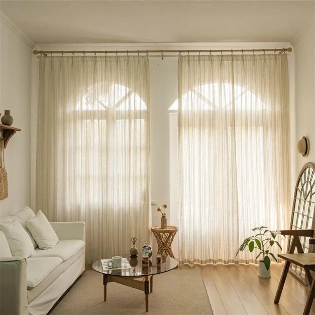 Cortina Elegance Lumière cobrindo uma janela ampla, com listras delicadas em tons de bege