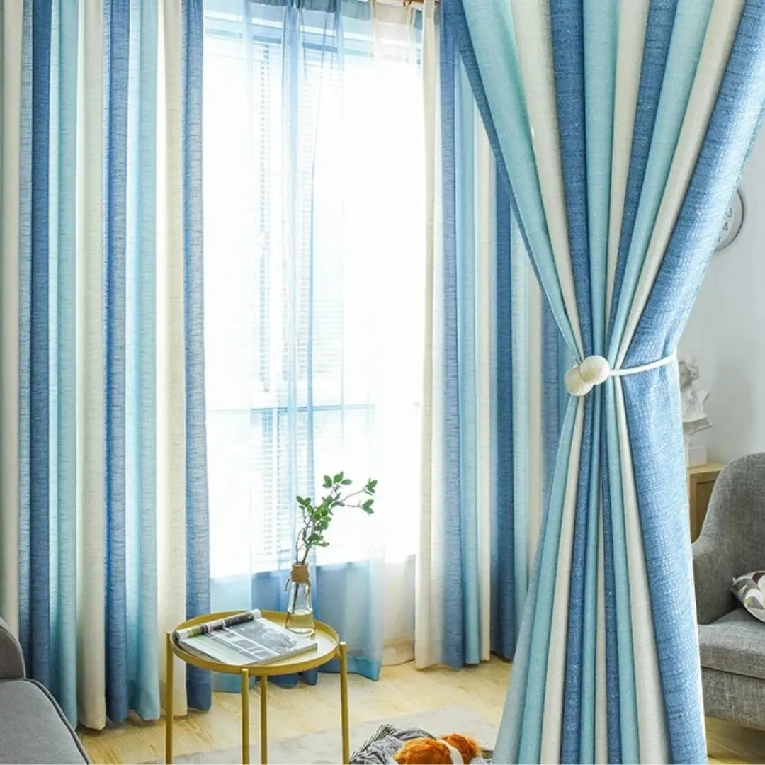 Aurora Luxe instalada na janela, com listras verticais em tons de azul, bege e marfim