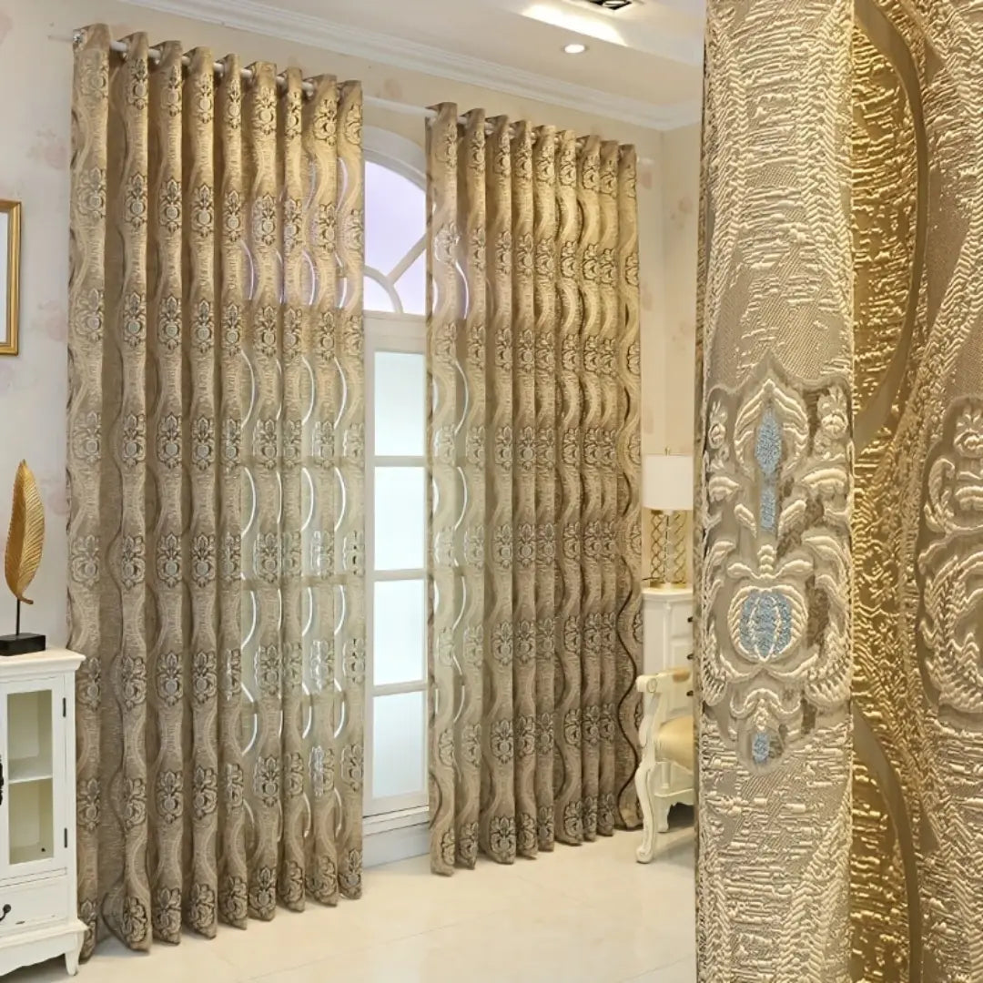 Cortina Golden Tiger dourada instalada em janela alta, com amostra do tecido estampado apresentada em primeiro plano